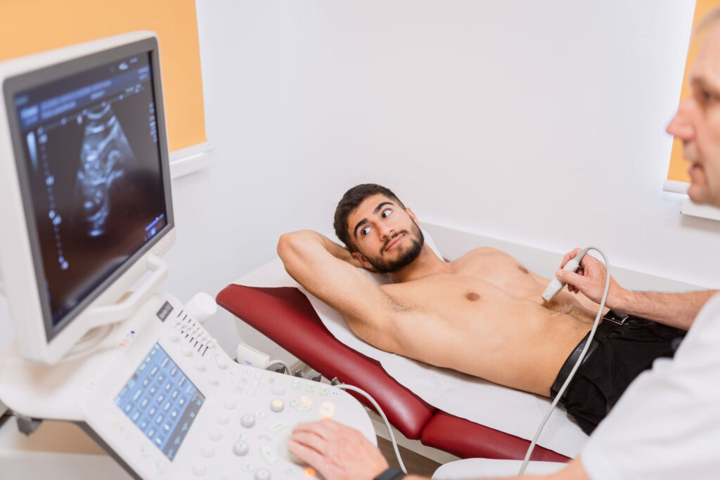 Ultraschalluntersuchung bei jungen Mann bei Dr. Lummert und Kracke Hausarztzentrum Hänigsen