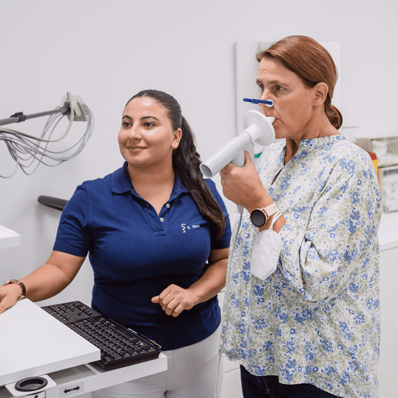 Medizinischen Fachangestellte bei einer Astma Untersuchung bei Dr. Lummert und Kracke Hausarztzentrum Hänigsen